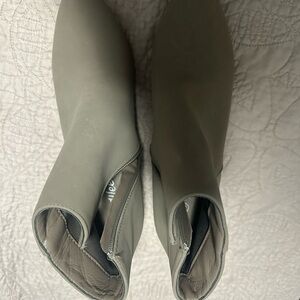 Source Unknown Gray Heeled Boots